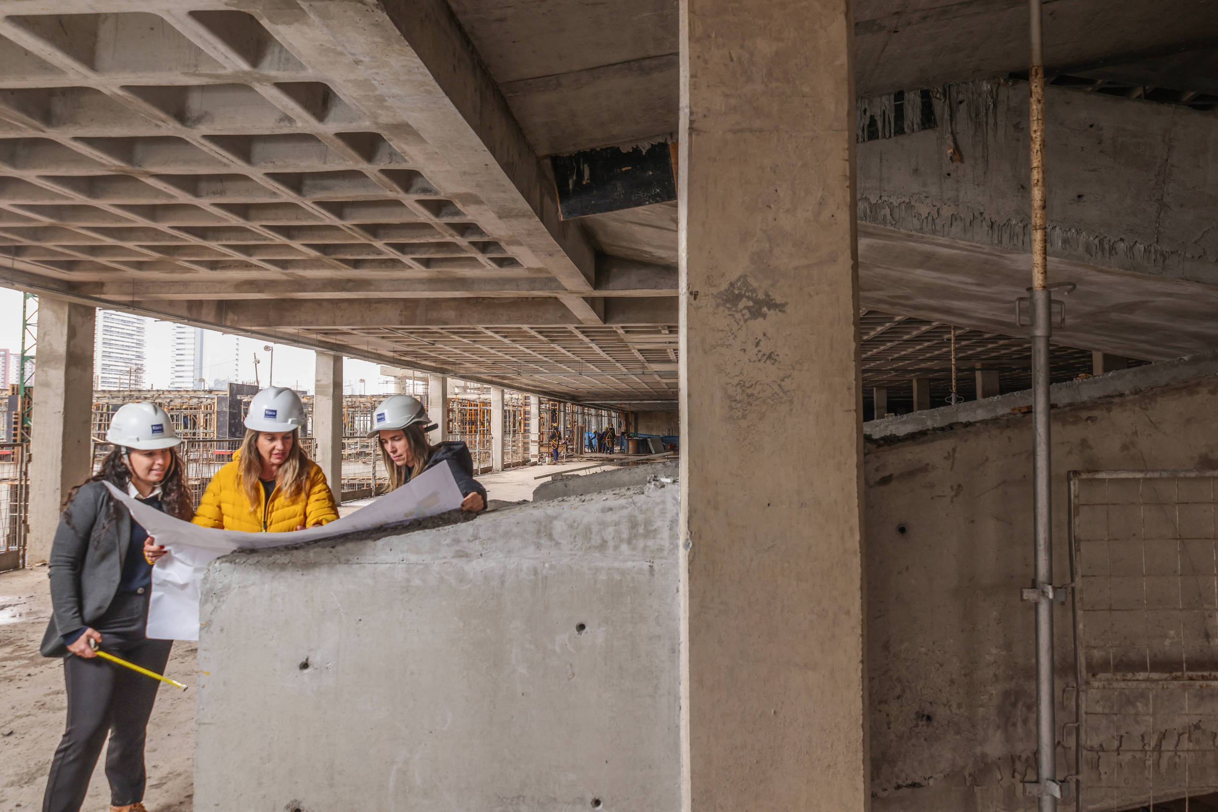 Censo: Mulheres são 93,1% no serviço doméstico e só 3,6% na construção