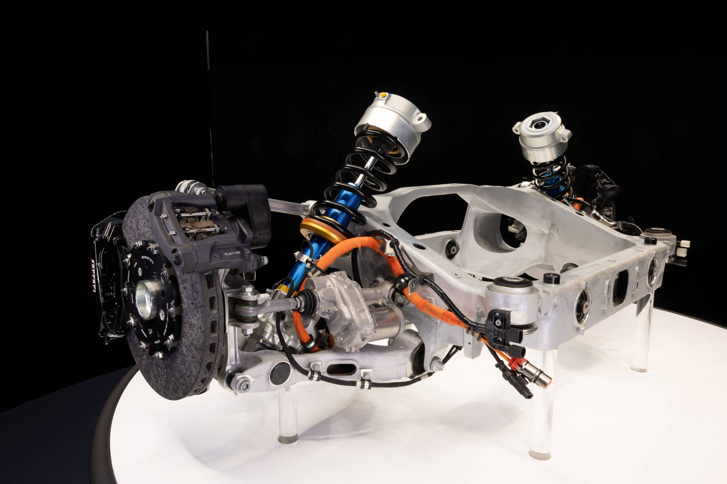 Ferrari apresenta chassi de seu primeiro carro elétrico, mas reduz metas do setor para 2030