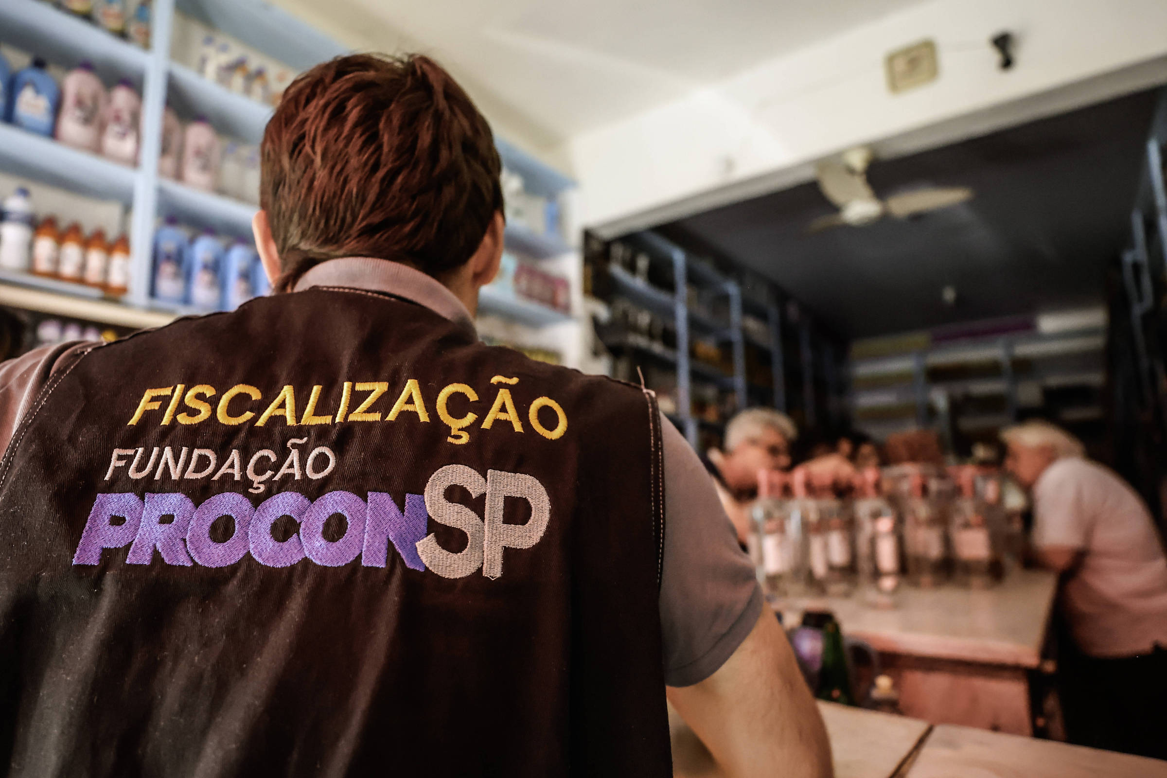 Como são as fiscalizações em bares suspeitos de vender bebida adulterada com metanol