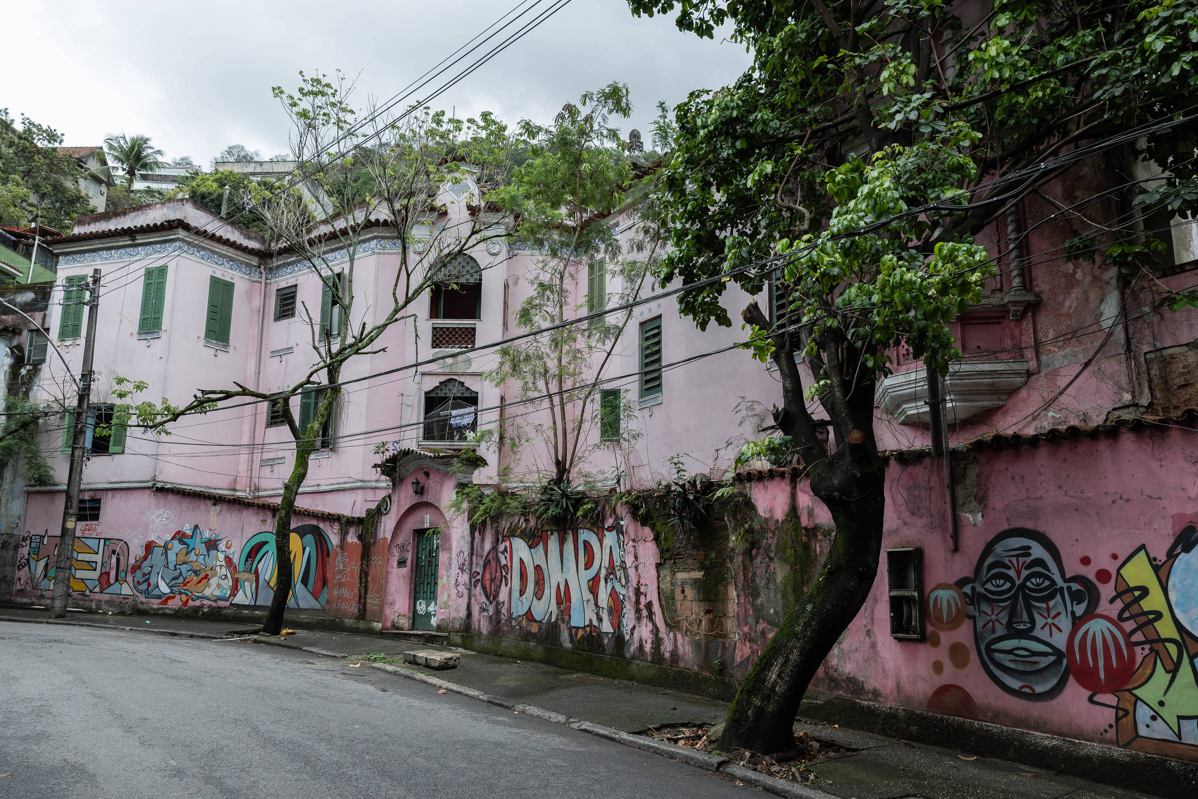Antigo bordel, Casa Rosa tem moradia irregular e preocupa vizinhos no Rio