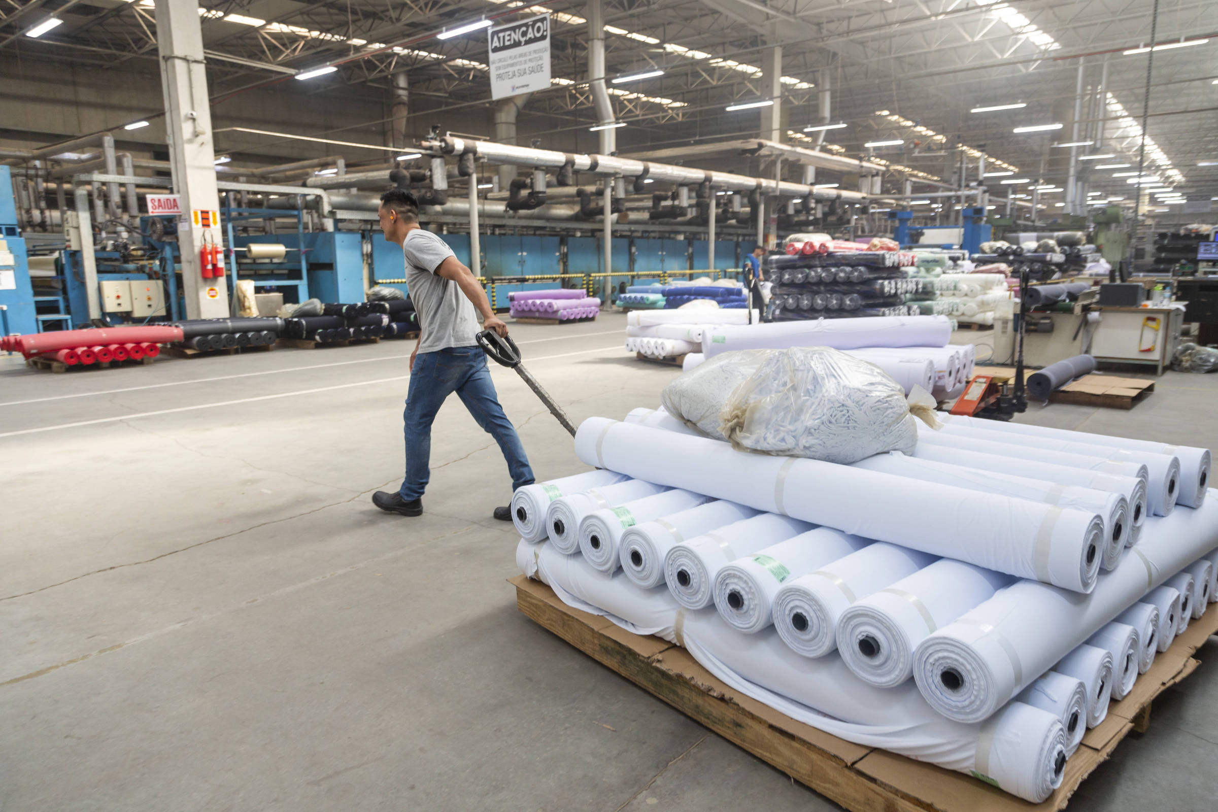 Faturamento da indústria tem queda histórica, mostra CNI