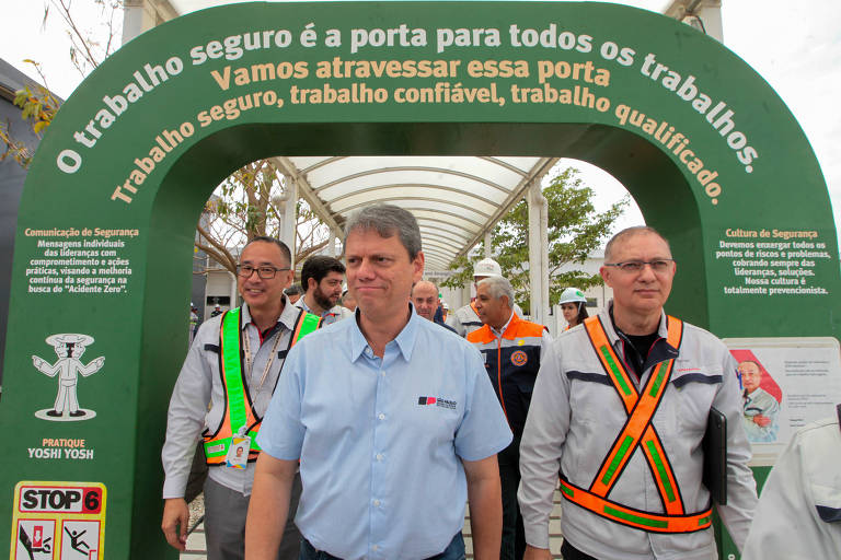 Tarcísio de Freitas em visita a fábrica da Toyota