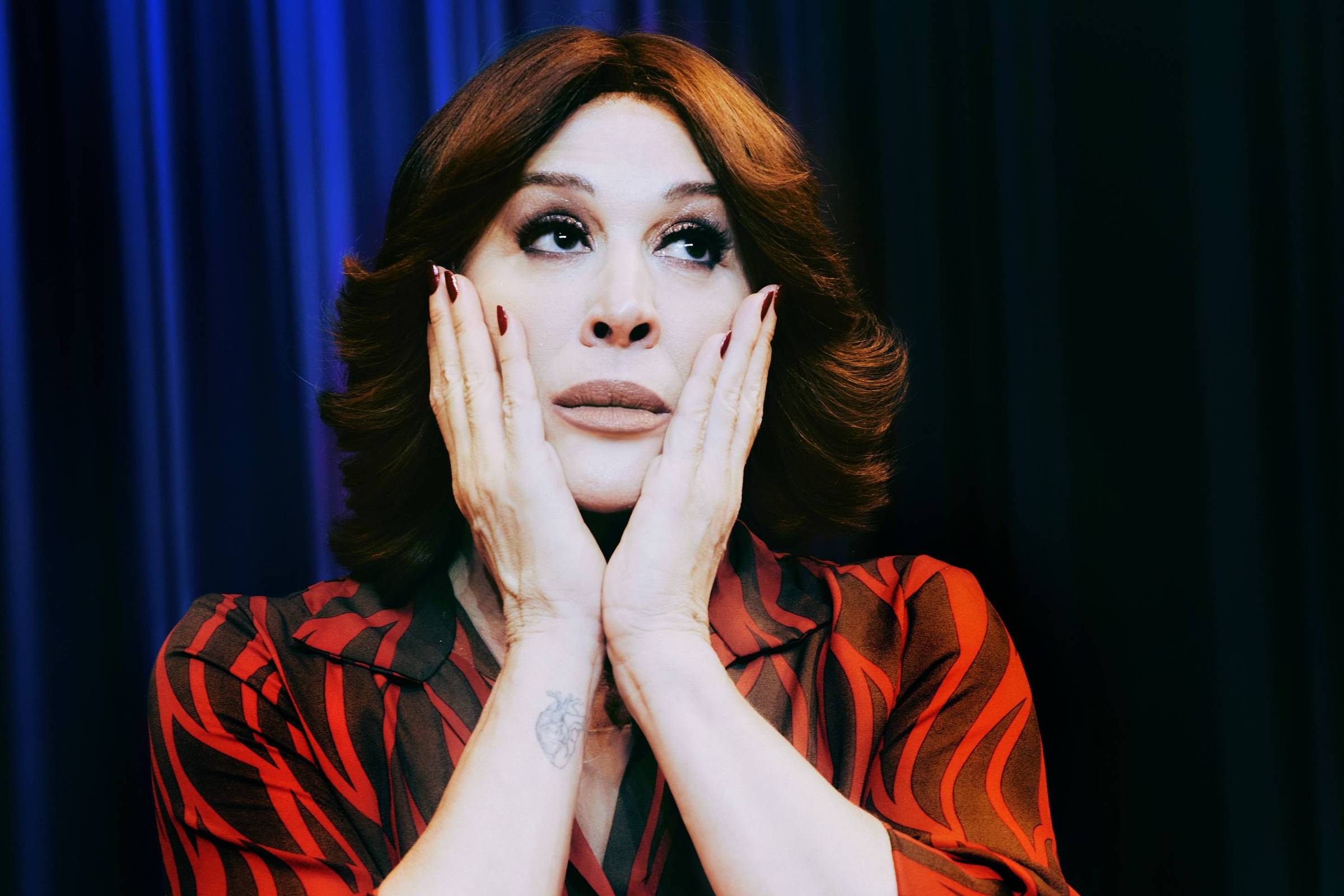 Claudia Raia machuca o tornozelo no palco e pausa apresentações de sua peça