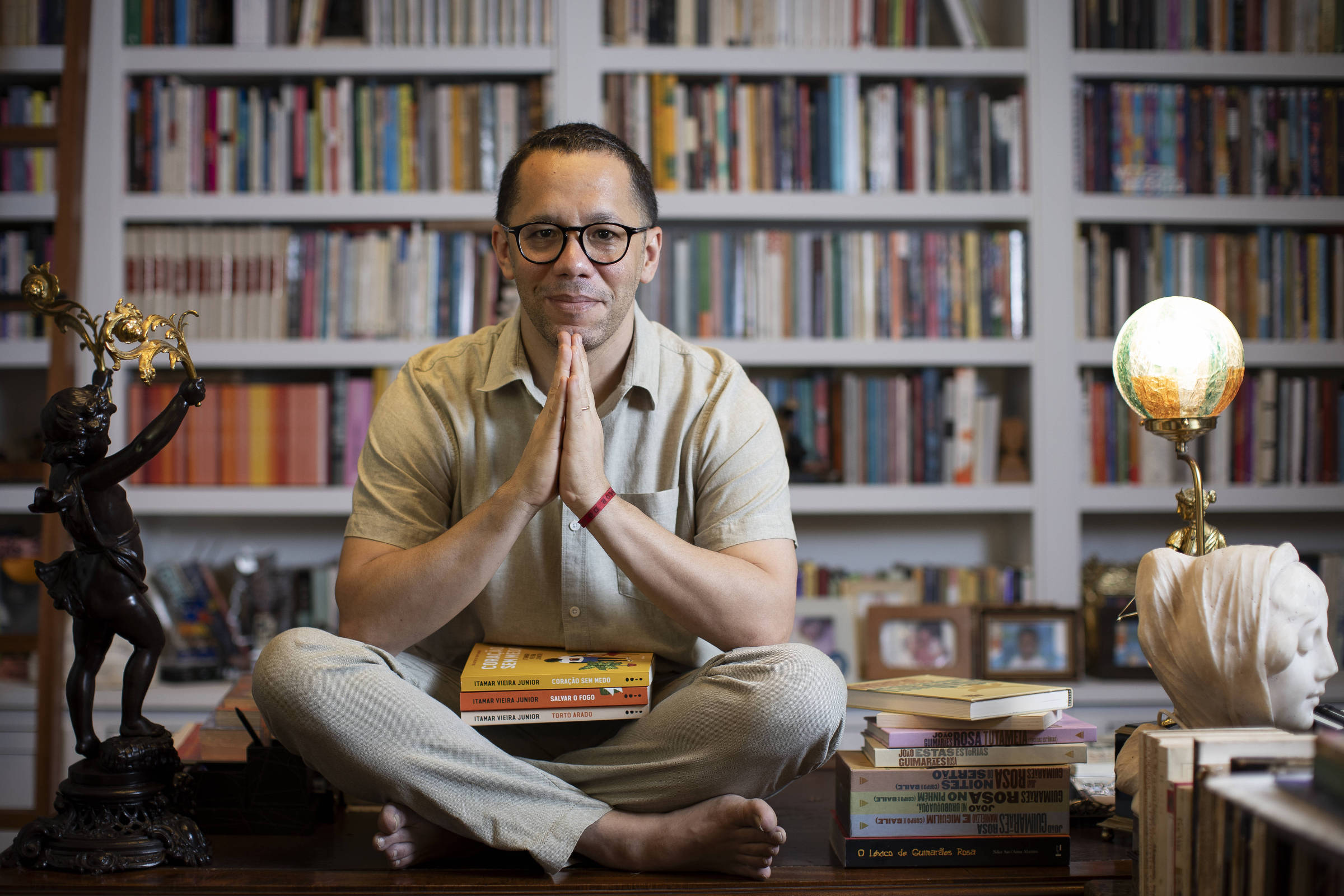 Querem nos deixar limitados ao identitarismo, diz Itamar Vieira Junior, com novo livro