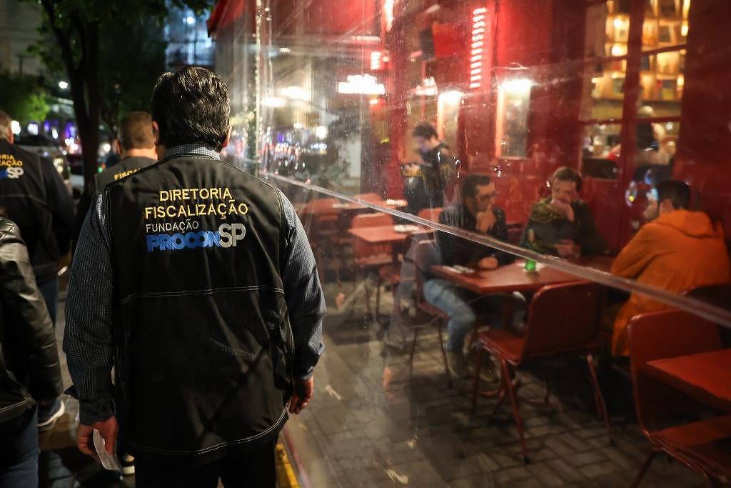 Operação contra bebidas adulteradas fiscaliza mil bares e restaurantes em SP