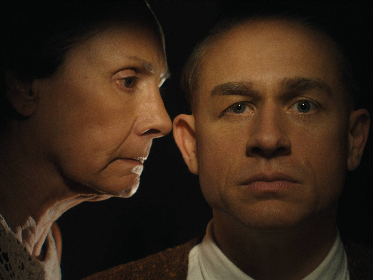 Monster: The Ed Gein Story. (L to R) Laurie Metcalf as Augusta Gein, Charlie Hunnam as Ed Gein in episode 307 of Monster: The Ed Gein Story. Cr. Courtesy Of Netflix © 2025
