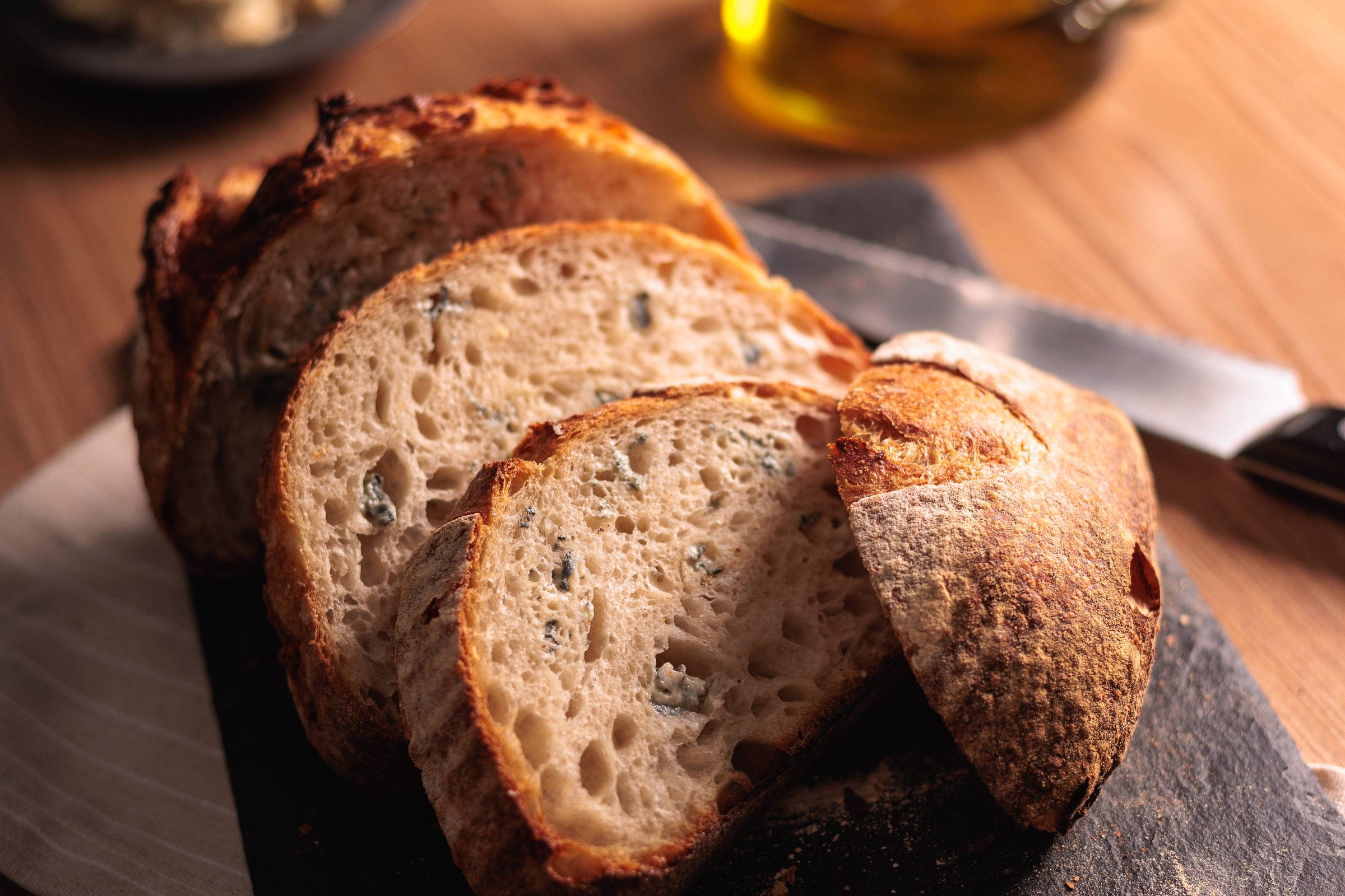 Aprenda a preparar pão de gorgonzola com casca crocante e miolo macio