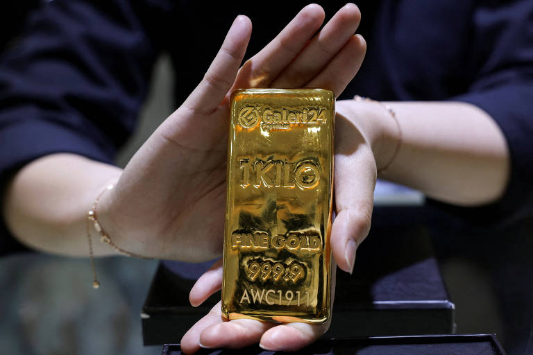Gráfico do preço do ouro atingindo recorde histórico de US$ 4.100