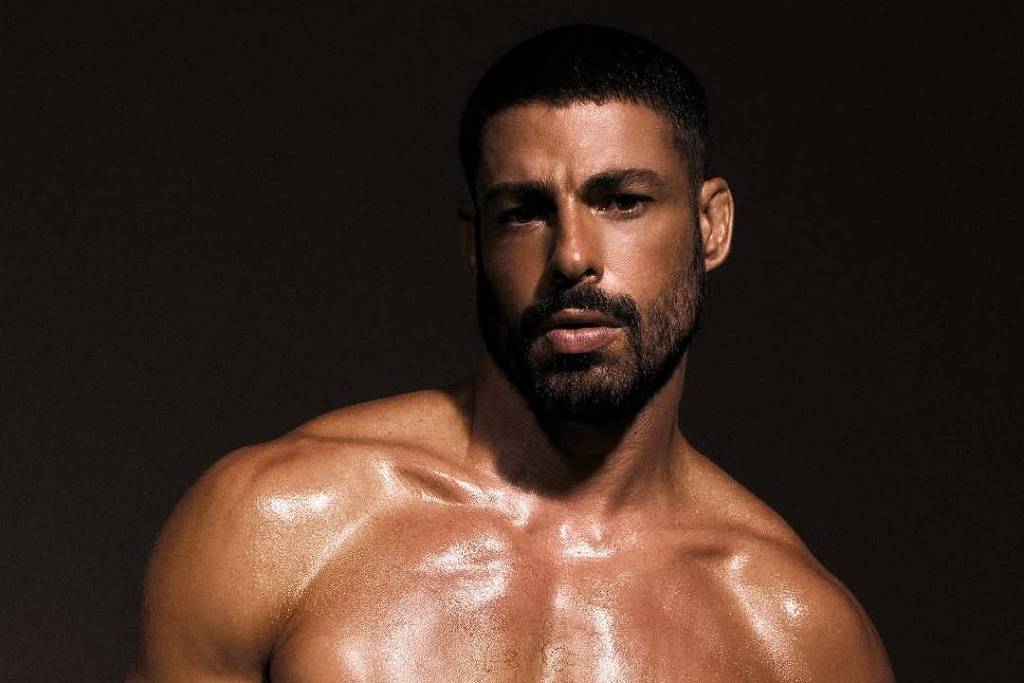 Cauã Reymond faz ensaio sensual inspirado em César, de 'Vale Tudo'