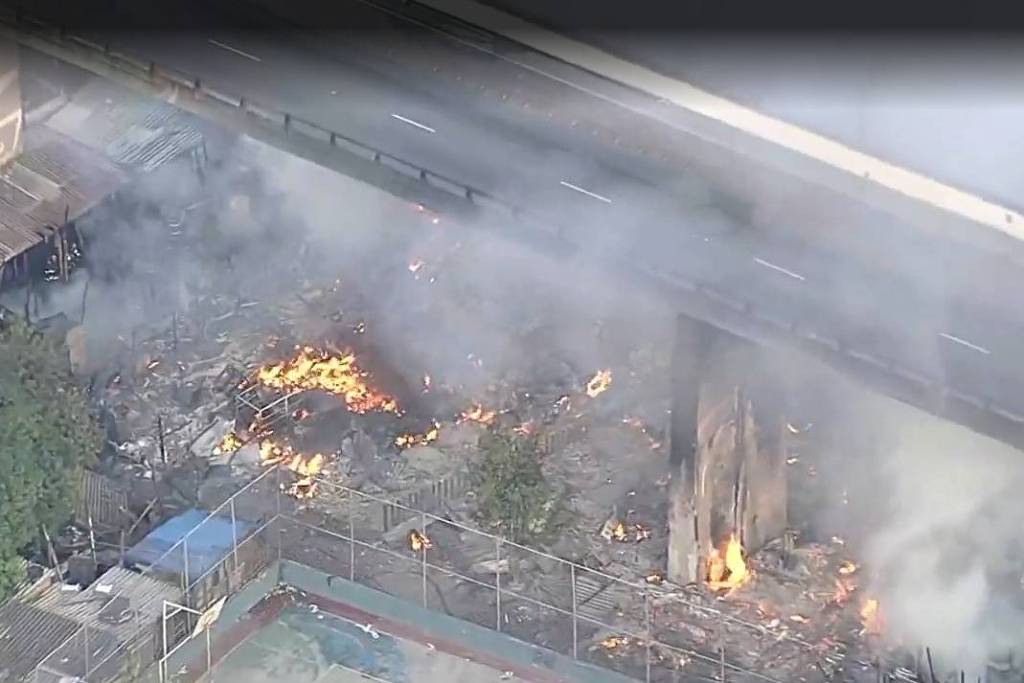 Incêndio atinge comunidade na Penha, zona leste de SP