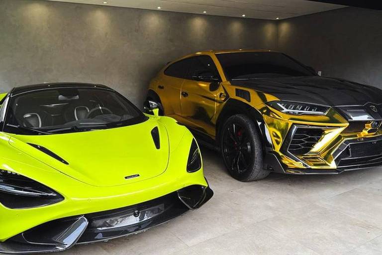 Carro esportivo amarelo neon com design aerodinâmico ao lado de SUV com acabamento cromado dourado e detalhes pretos, ambos estacionados em garagem com piso claro e parede cinza.
