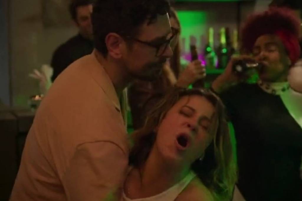 'Vale Tudo': Paolla Oliveira recebe elogios por cena do mambo caliente; compare com original