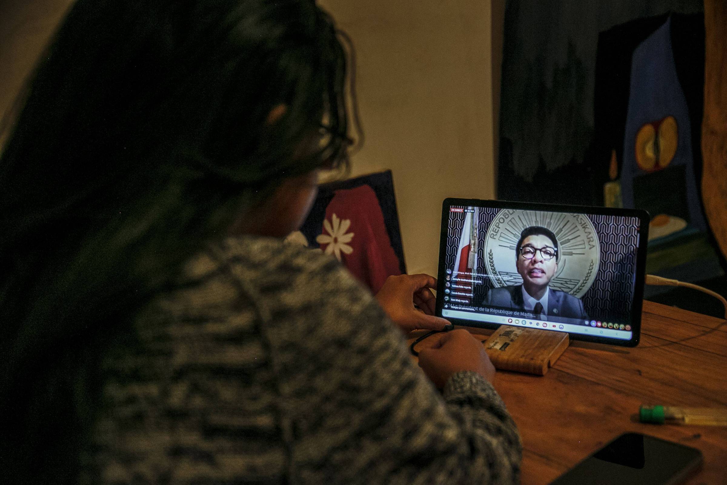 Pelo Facebook, presidente de Madagascar diz ter dissolvido Assembleia Nacional após fugir do país