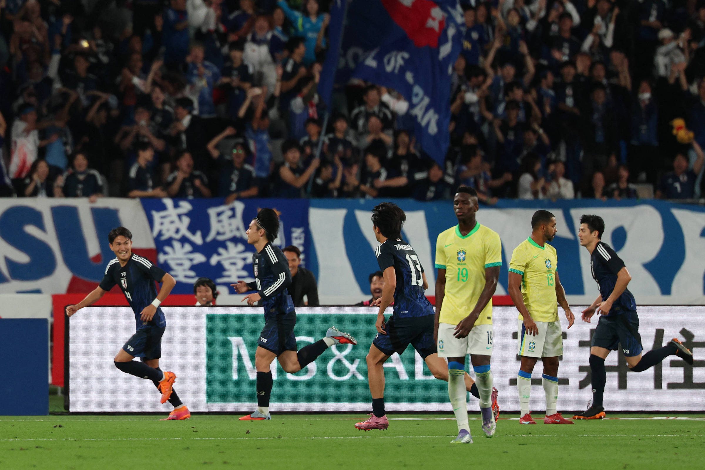 Zaga entrega e, de virada, Brasil sofre primeira derrota para o Japão na história