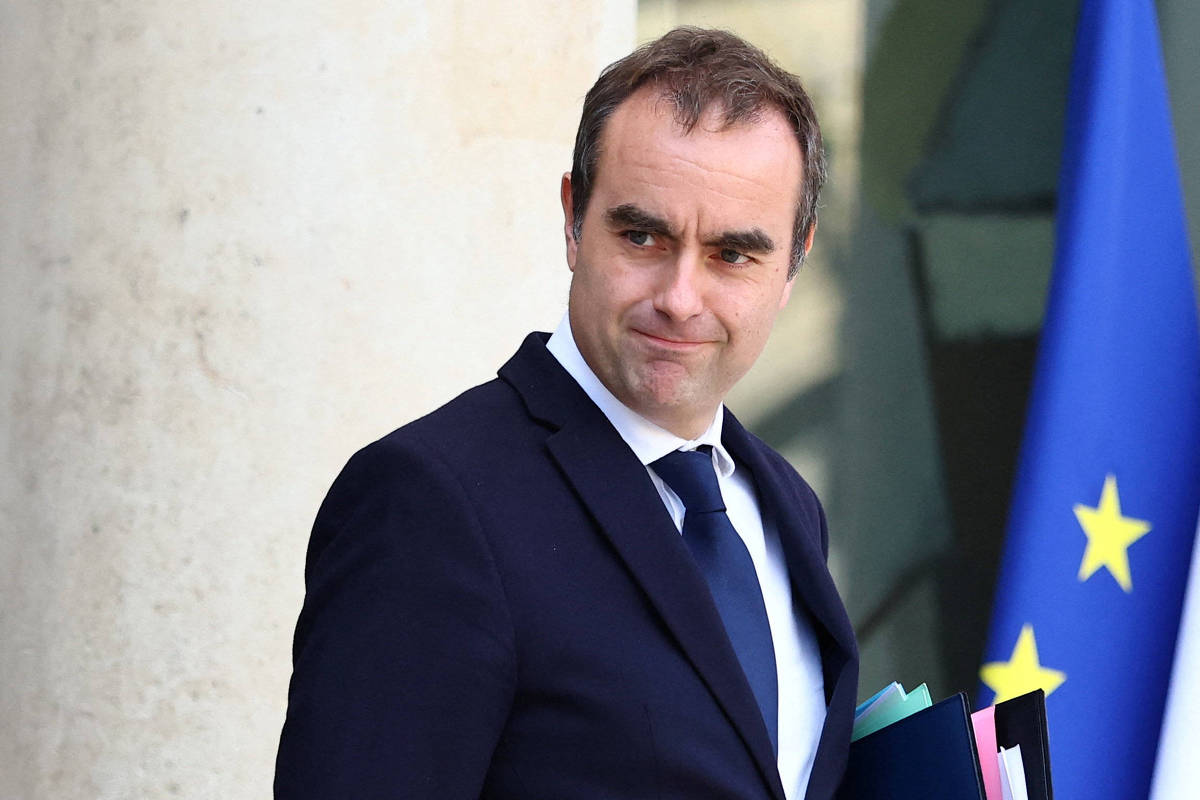 Macron cede, e governo francês suspende reforma da Previdência até eleição de 2027, diz novo premiê