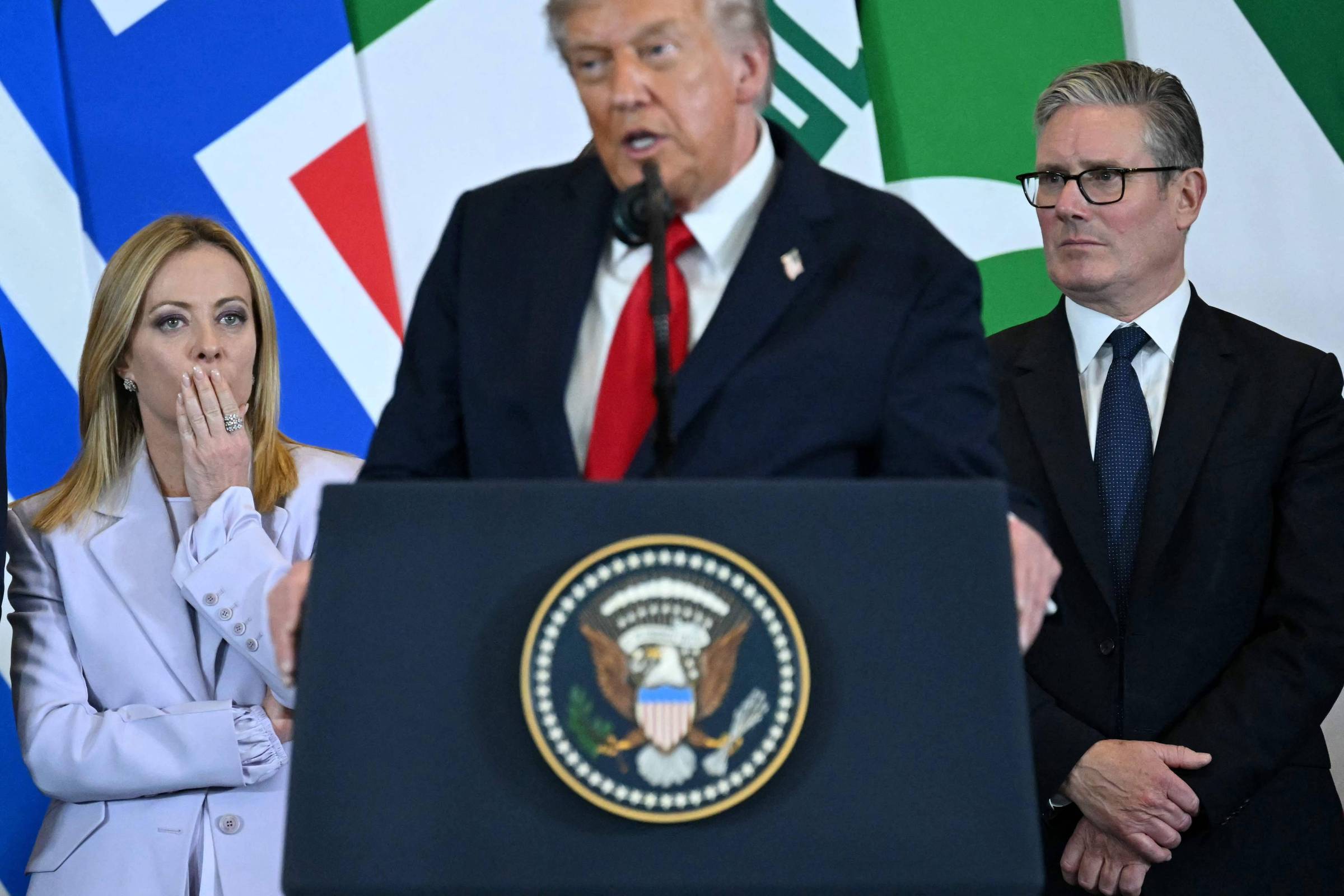 'Você não se importa se eu te chamar de linda, certo?', diz Trump a Meloni; veja vídeo