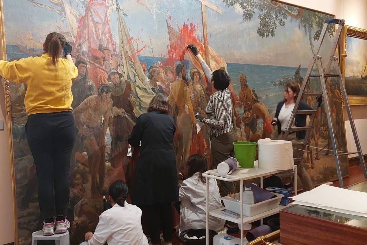 Ativistas lançam tinta vermelha em quadro de 1892 que homenageia Colombo