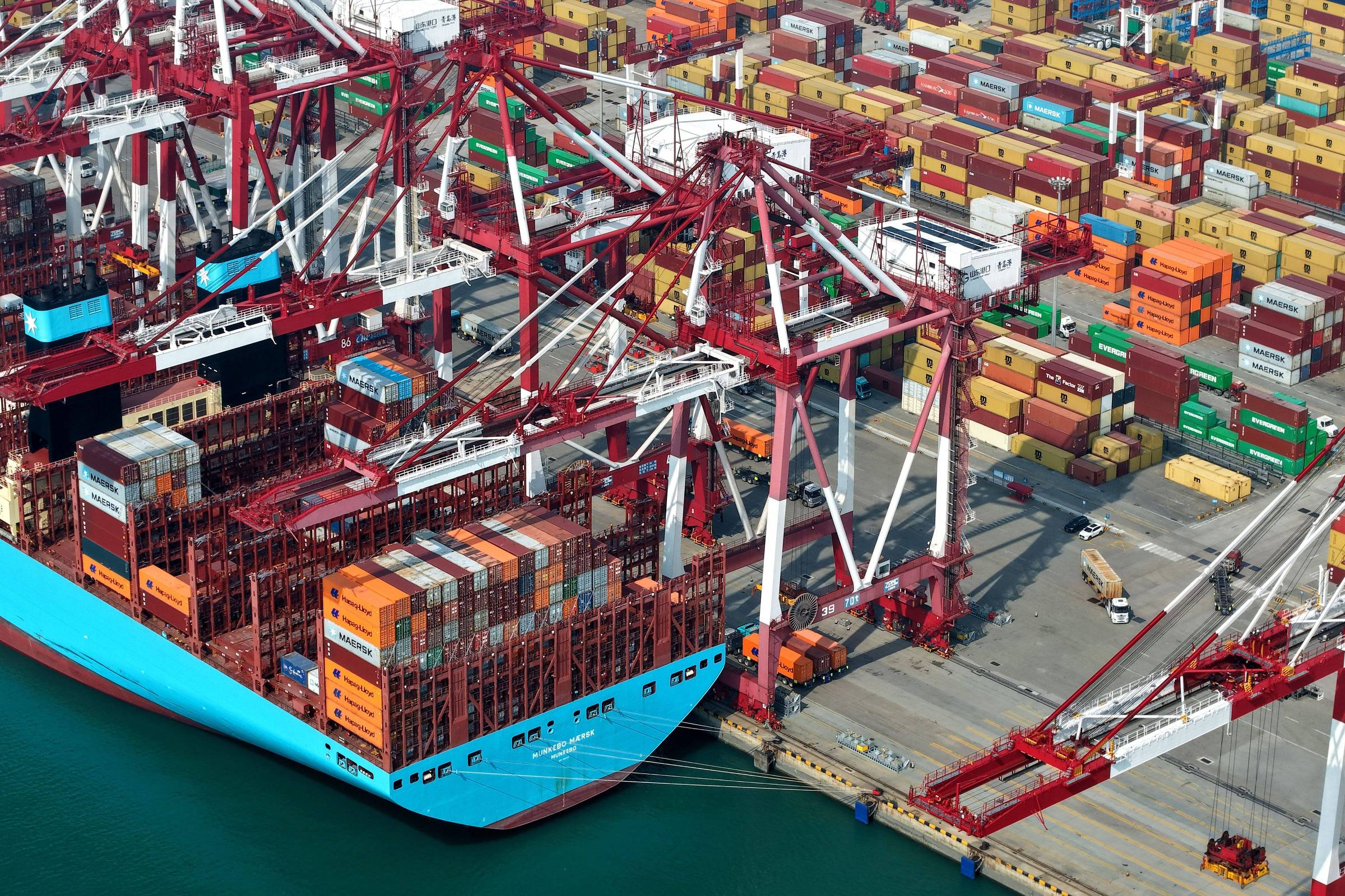 EUA e China iniciam cobrança de taxas portuárias retaliatórias e ameaçam mais turbulência
