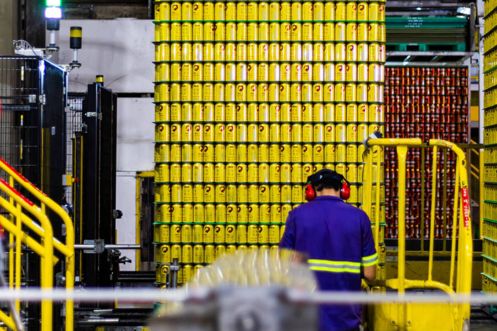 Ambev escapa da crise do metanol, mas frio, geração Z e até Ozempic viram vilões para ações