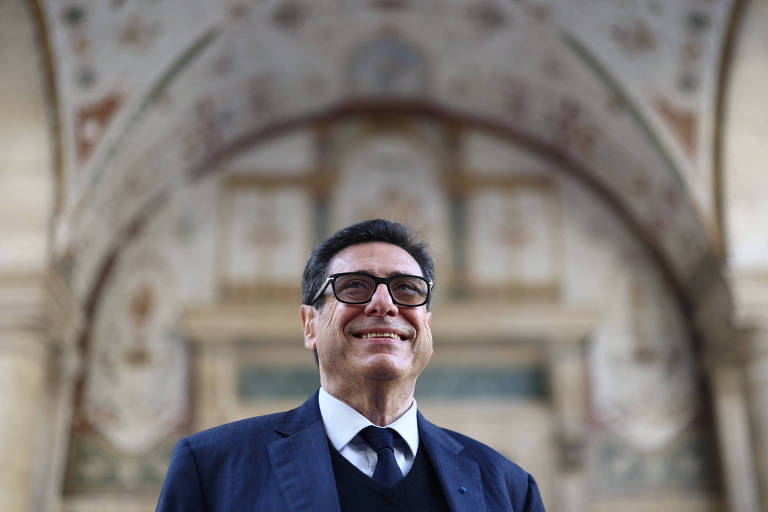 Alunos e público aguardam aula de Philippe Aghion após anúncio do Nobel de Economia.