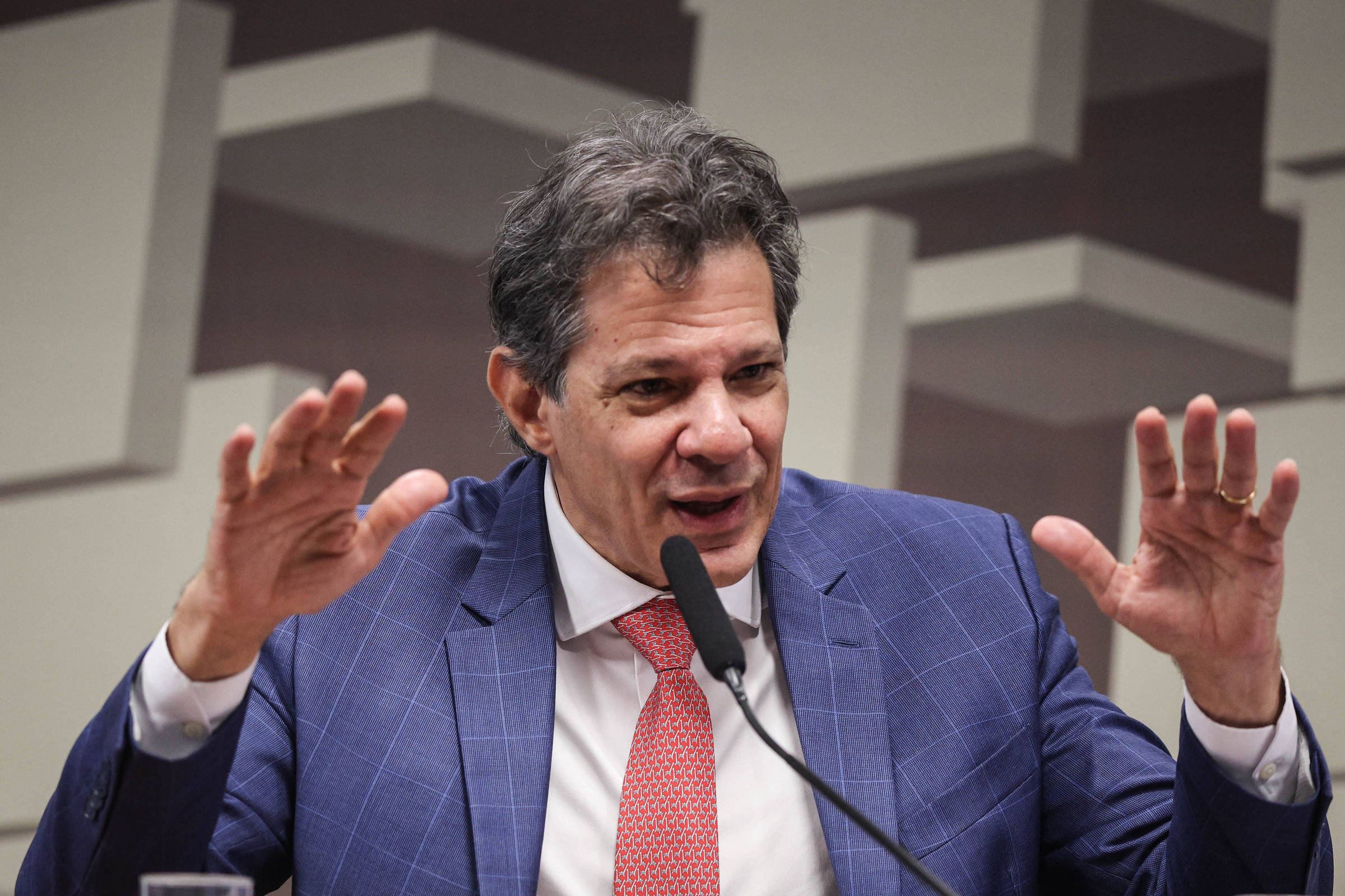 Cabeça do crime organizado está 'na praia de Miami', não na Penha, diz Haddad