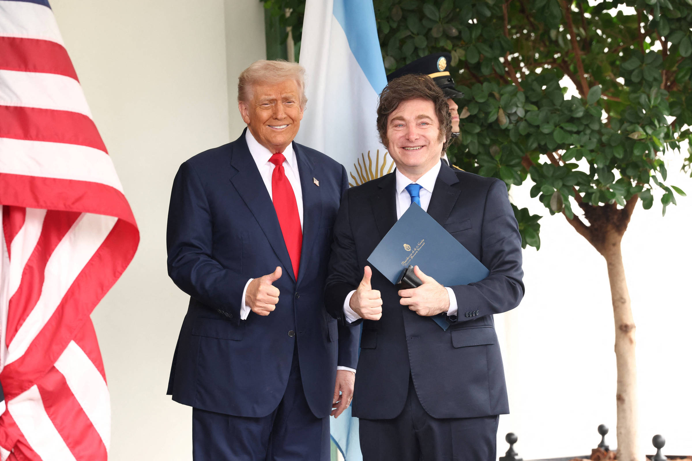 Milei pausa campanha no interior da Argentina pelas eleições legislativas por foto com Trump na Casa Branca