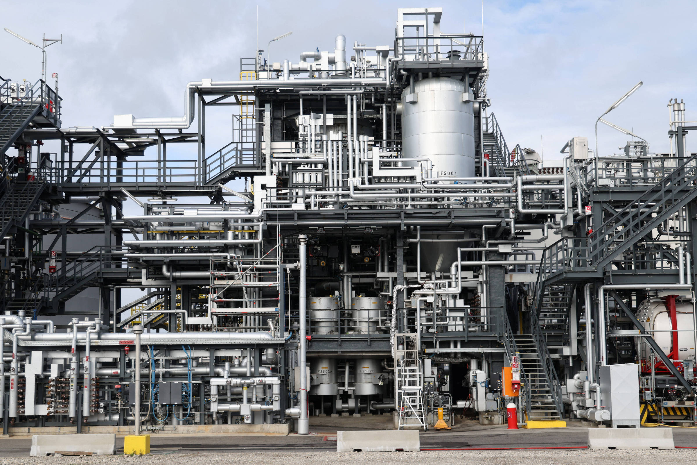 Mercado mundial de petróleo verá enorme excesso em 2026, diz AIE