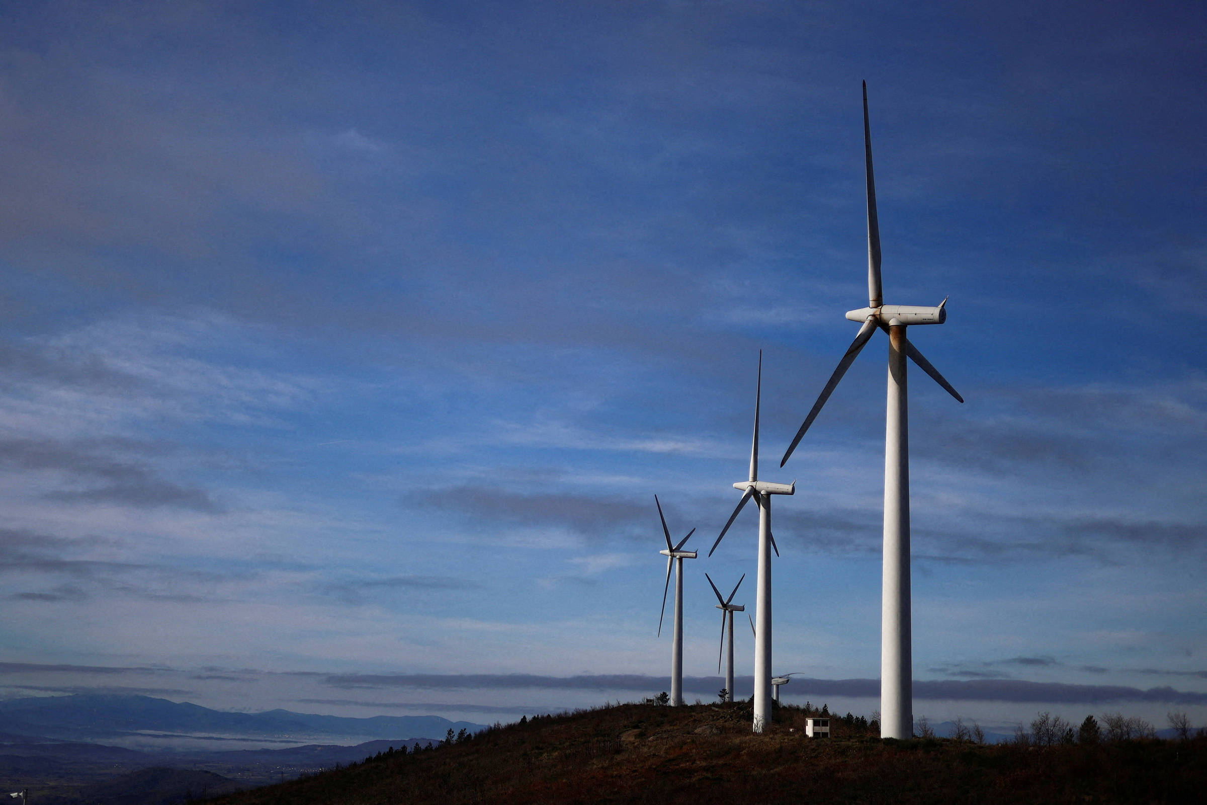 Crescimento recorde de energia renovável no mundo ainda é insuficiente para meta climática, diz relatório