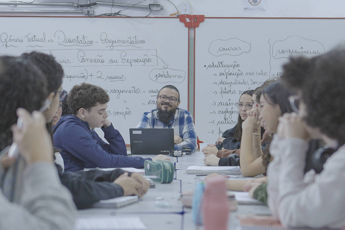 Professor que trocou mundo corporativo por escola pública alerta alunos sobre perigos das redes
