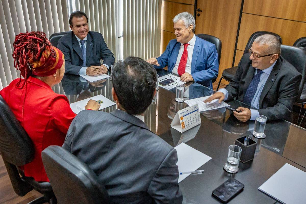 Marinho diz que governo está comprometido com fim da escala 6x1