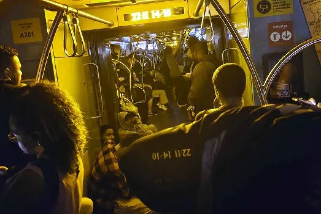 Passageiro aperta botão de emergência de trem da linha 9-esmeralda e é agredido por multidão
