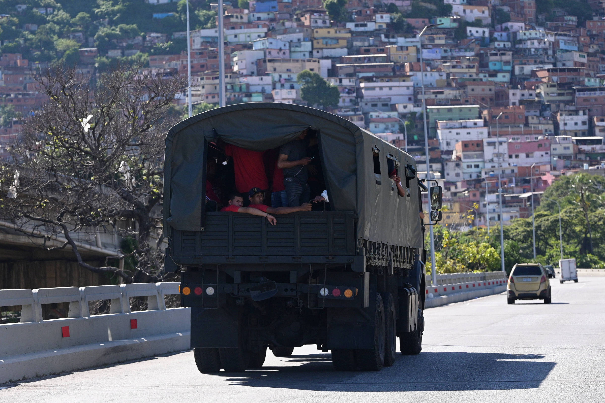 Maduro ordena exercícios militares em favelas da Venezuela após EUA atacarem barco; veja vídeo
