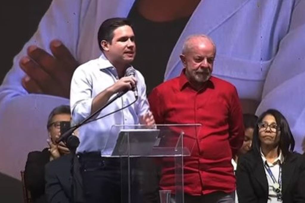 Hugo Motta é vaiado e ouve gritos contra anistia em evento com Lula no Rio