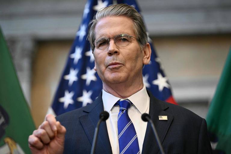 Scott Bessent, secretÃ¡rio do Tesouro dos EUA, anuncia intervenÃ§Ã£o para apoiar o peso argentino.