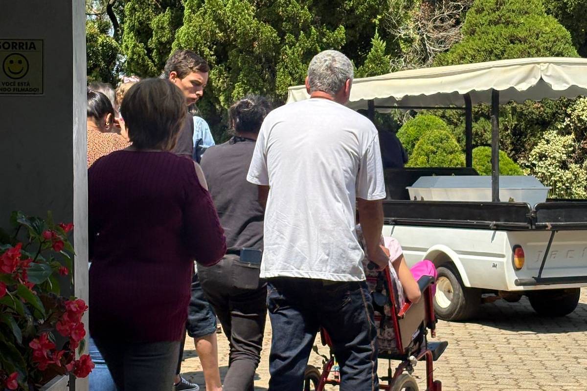 Menina encontrada enterrada no quintal de casa adorava karaokê e dancinhas, diz tia