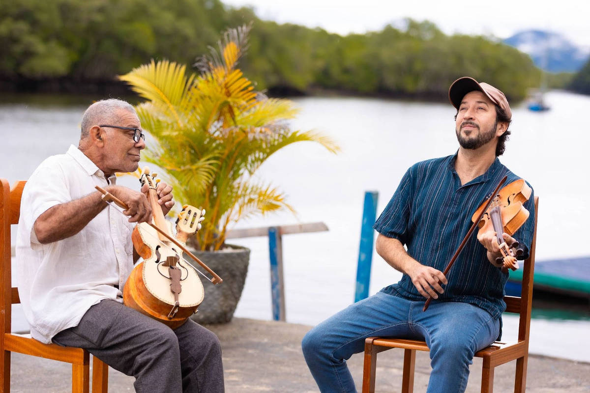 Álbum 'Entre Arcos' celebra encontro do mestre Zé Pereira com Felipe Gomide