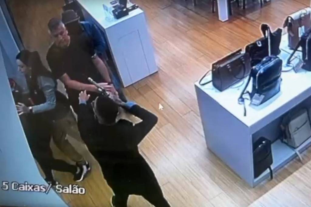 Ladrões levam iPhones e relógios em assalto a loja de celulares no shopping Interlagos