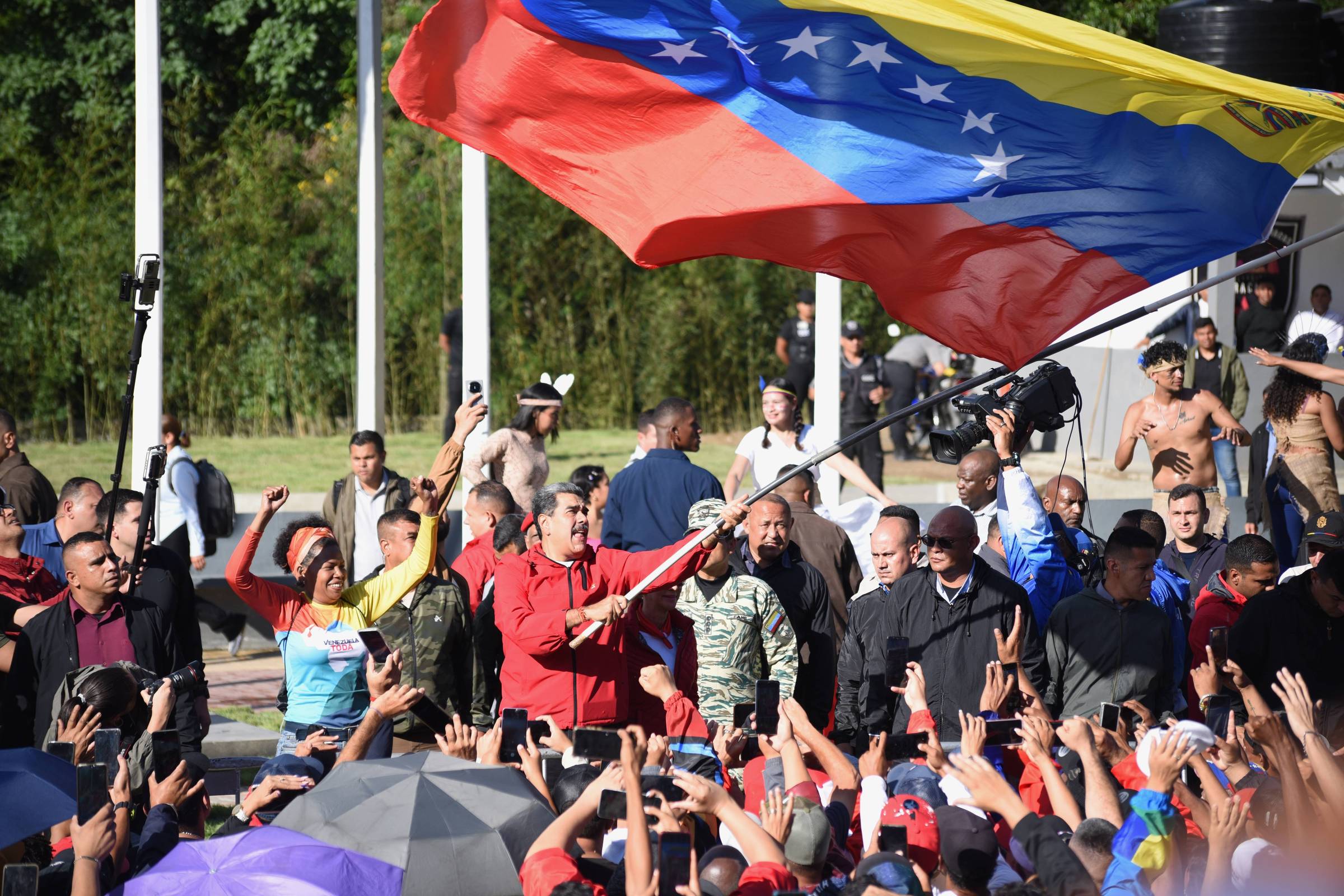 Maduro reage aos EUA e condena 'golpe de Estado fomentado pela CIA'