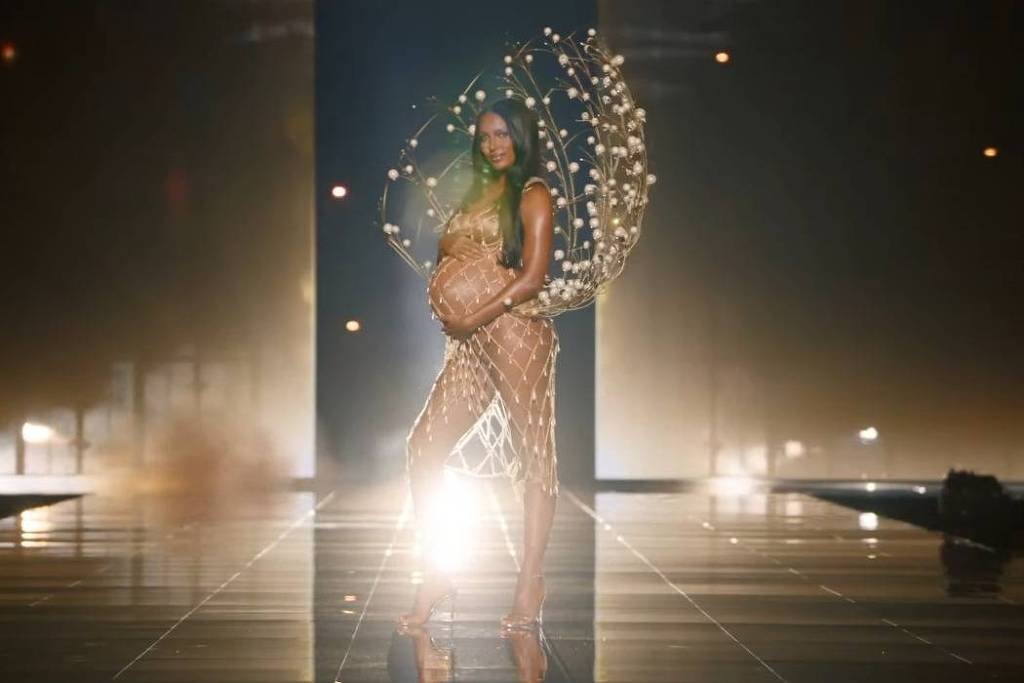 Victoria's Secret abre desfile com modelo grávida