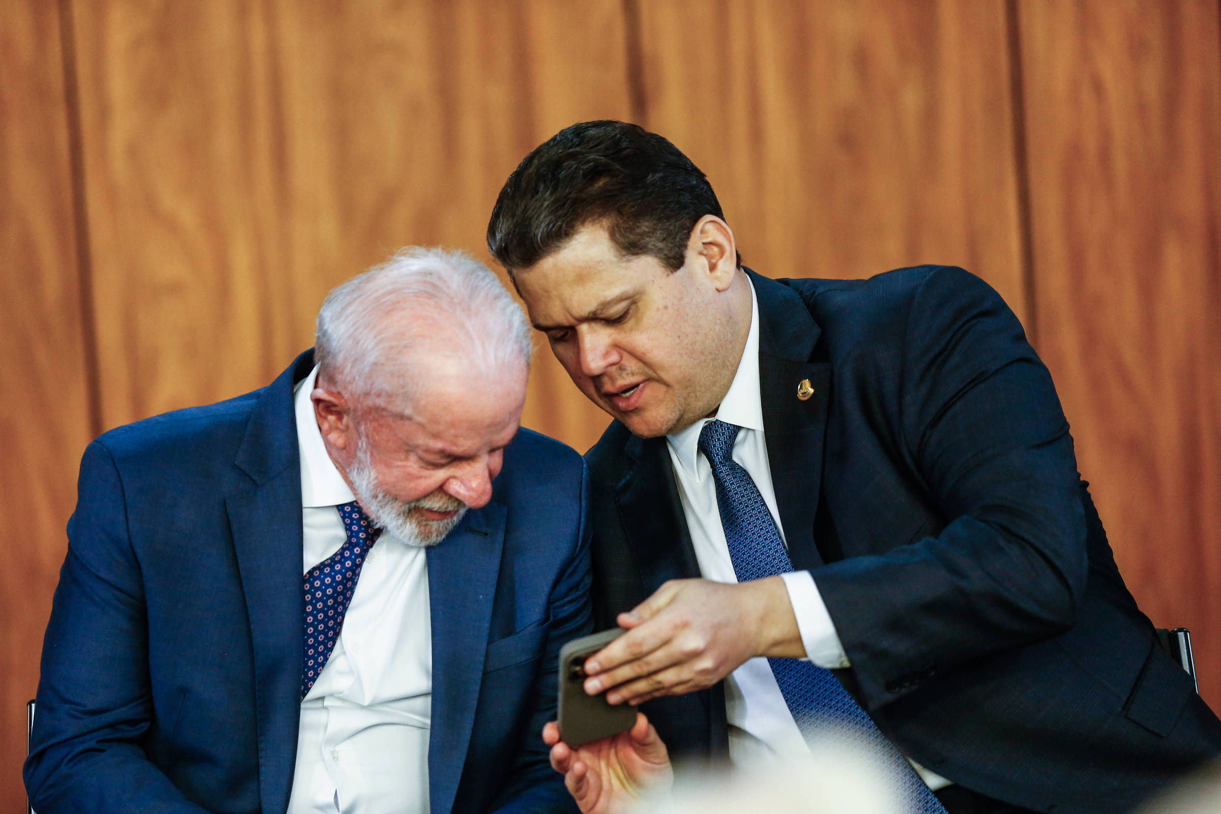 Governo avança com licenciamento especial após Alcolumbre articular derrubada de vetos de Lula