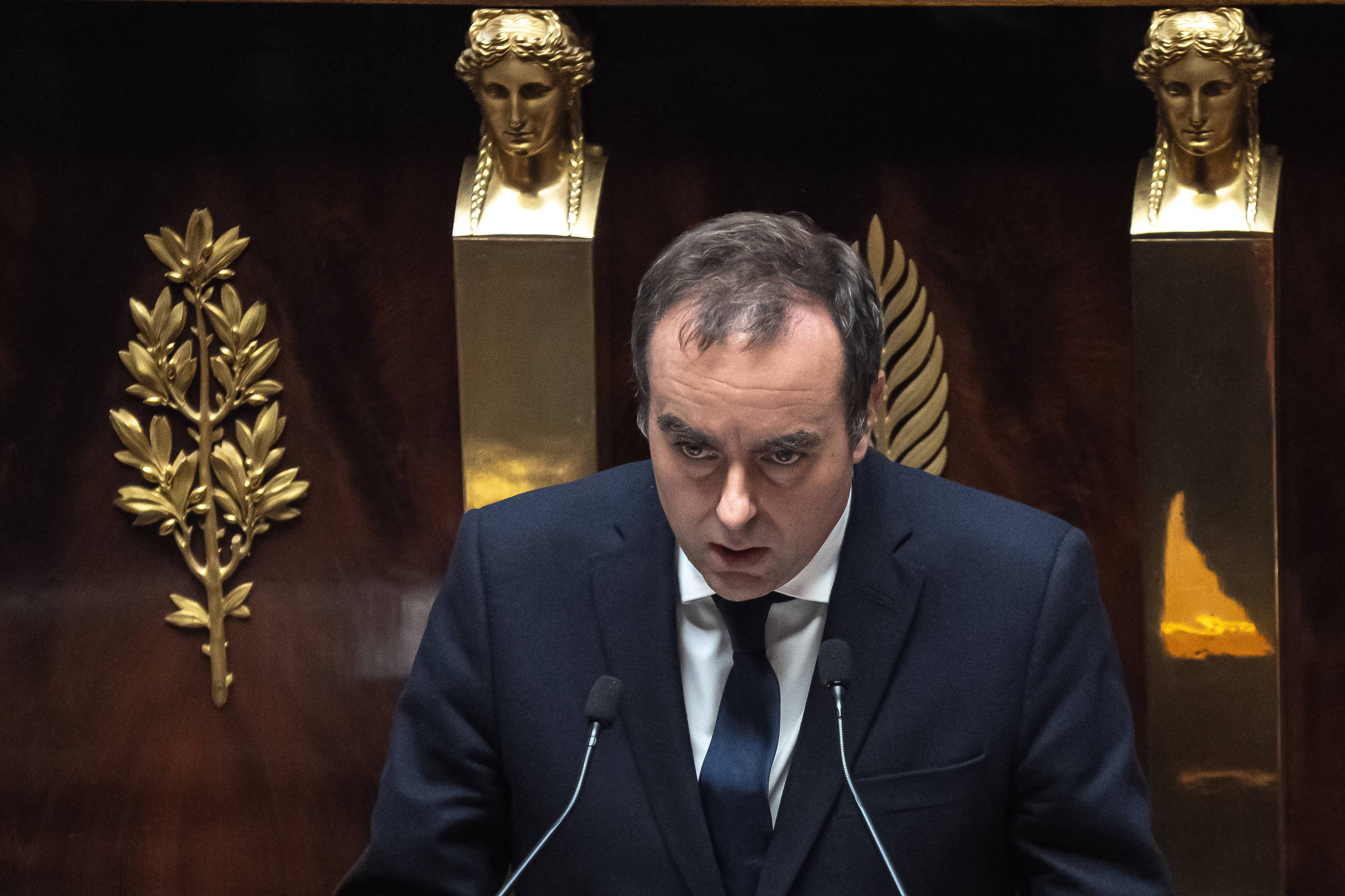 Lecornu sobrevive a votação de censura no parlamento francês