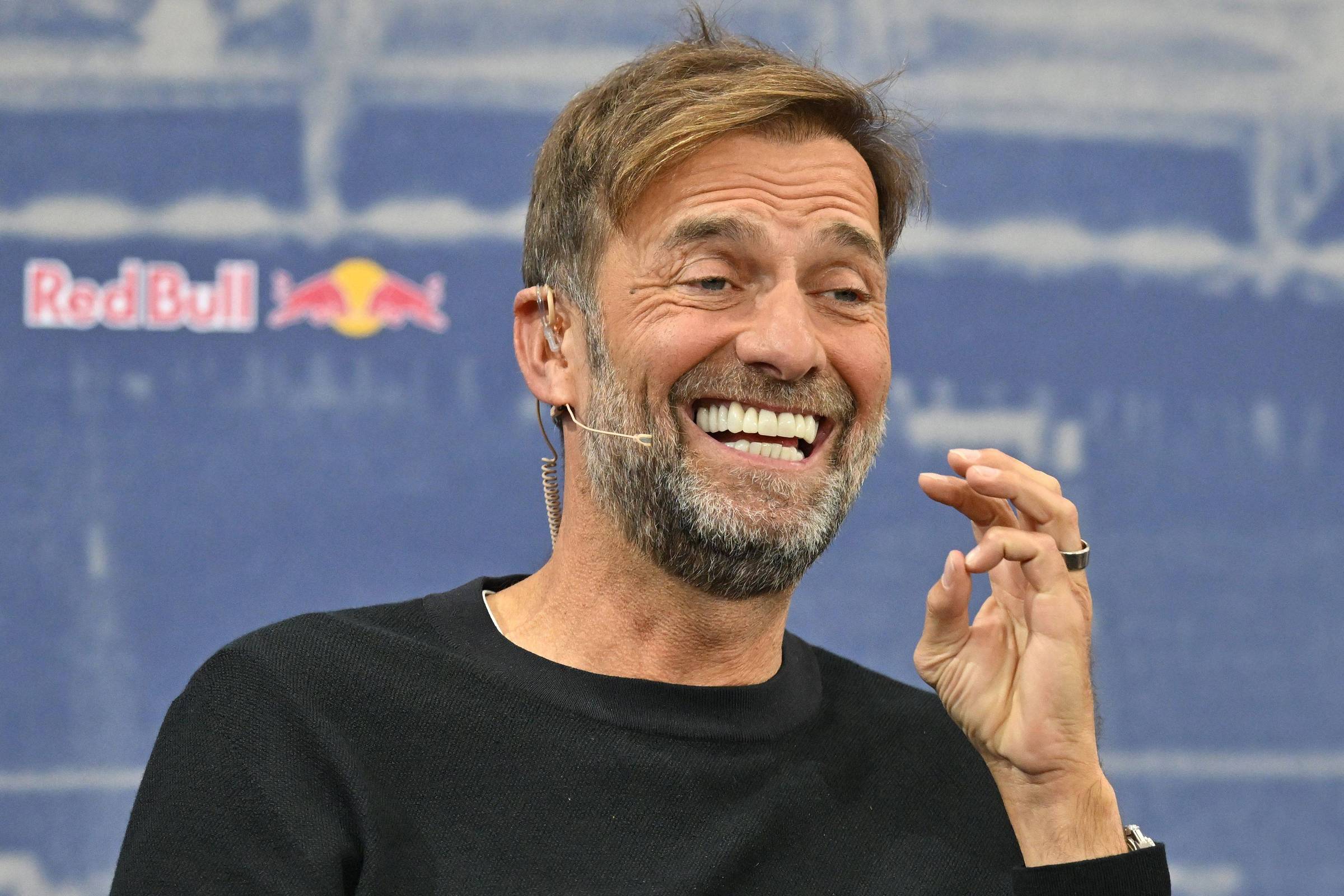 Jürgen Klopp não está mais à beira do campo, mas ainda molda o esporte