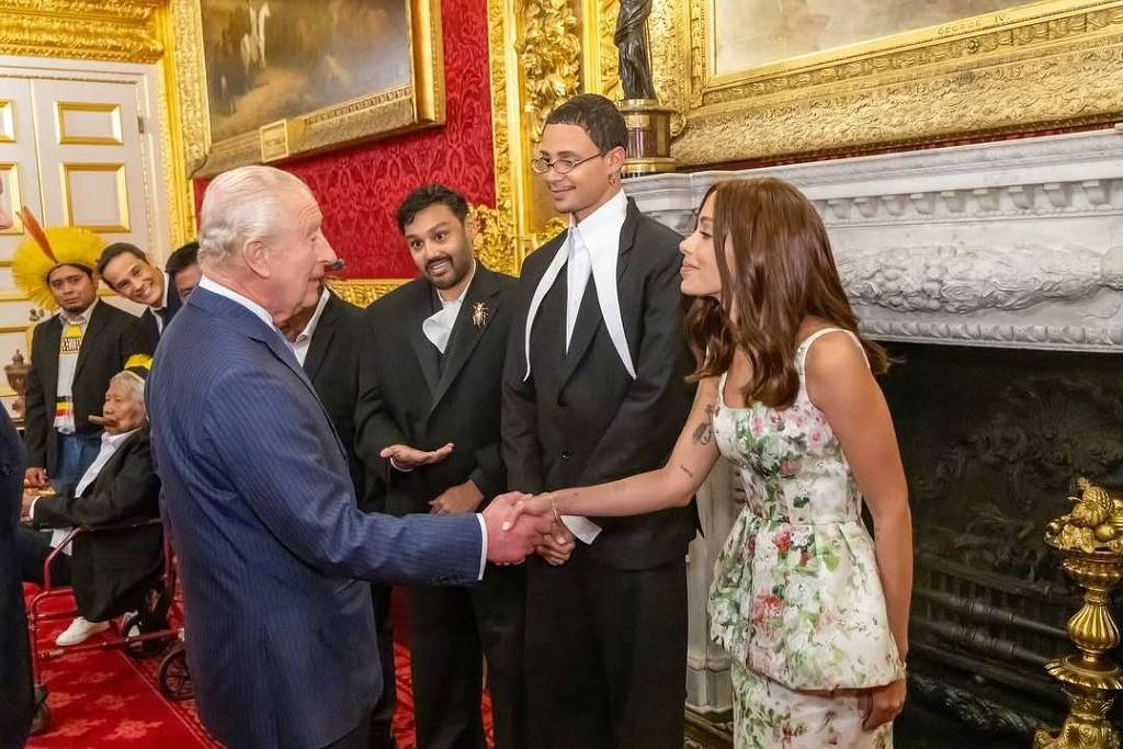 Anitta se encontra com Rei Charles 3º em cerimônia na Inglaterra