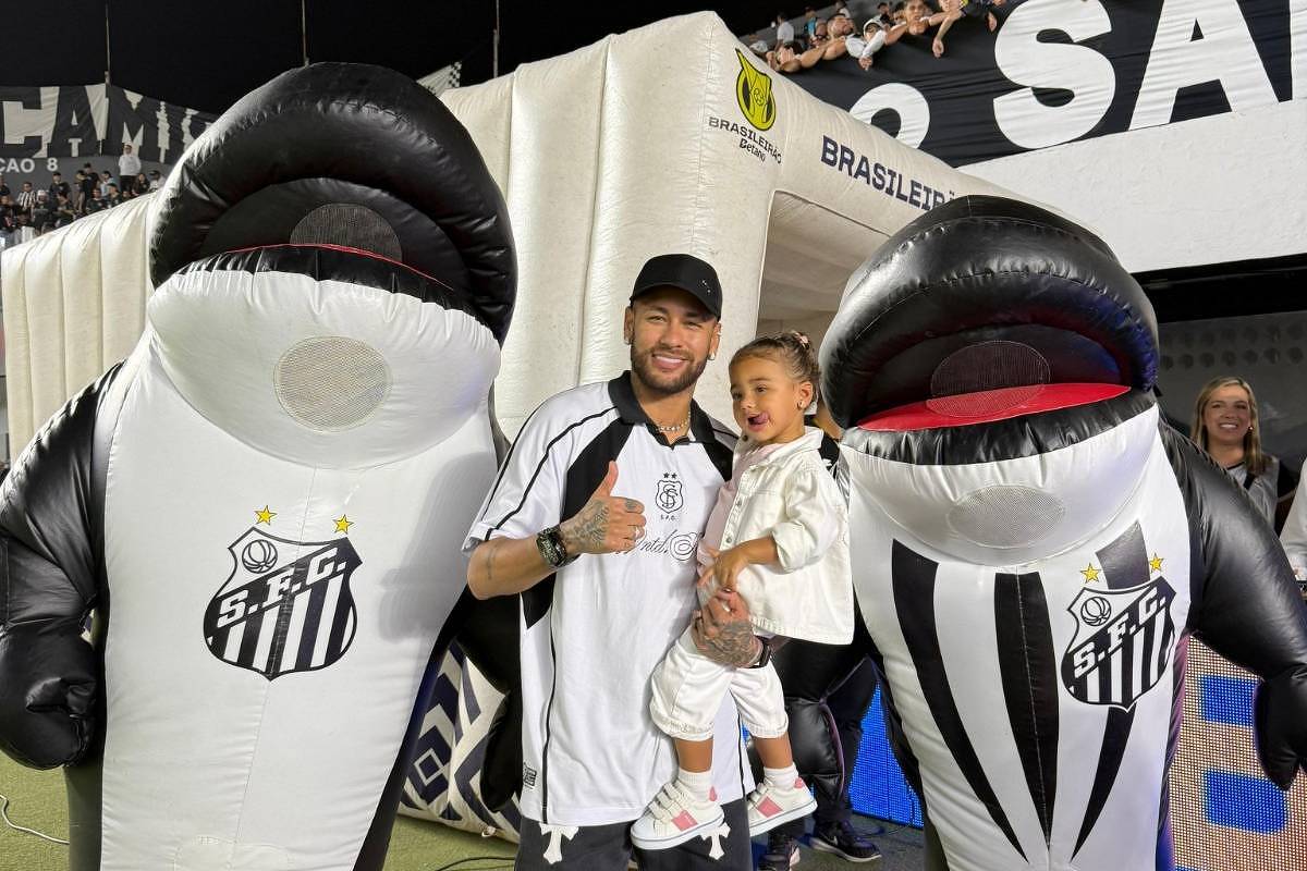 Mavie, filha de Neymar, leva bolada na cabeça e sai chorando do estádio