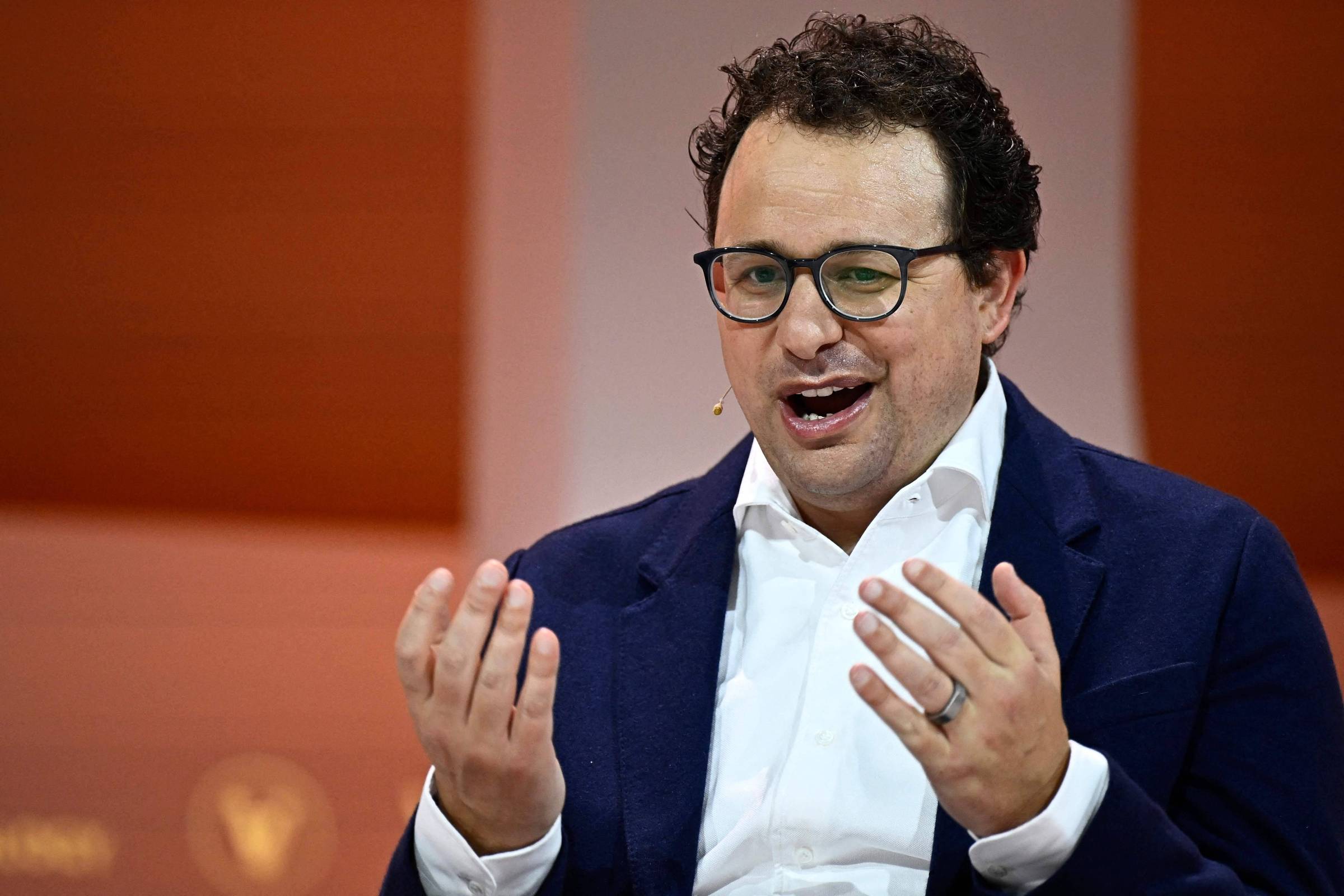 CEO da Anthropic provoca Musk e diz que futuro da IA é curar câncer e Alzheimer
