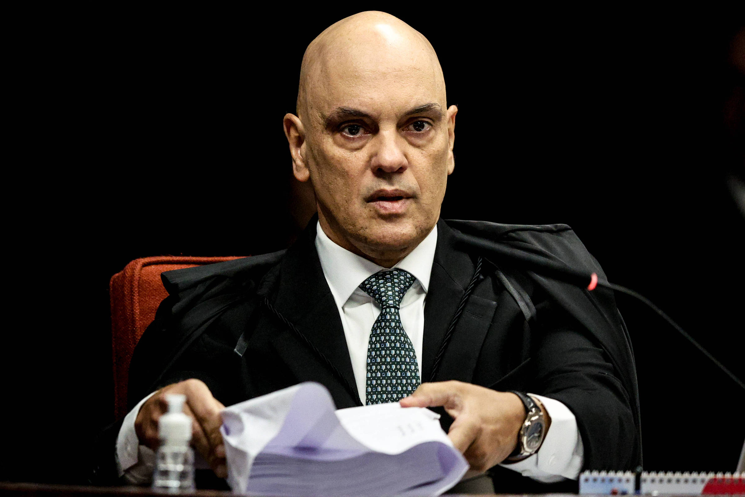 Moraes determina que Defensoria da União assuma defesa de Eduardo Bolsonaro em processo sobre coação