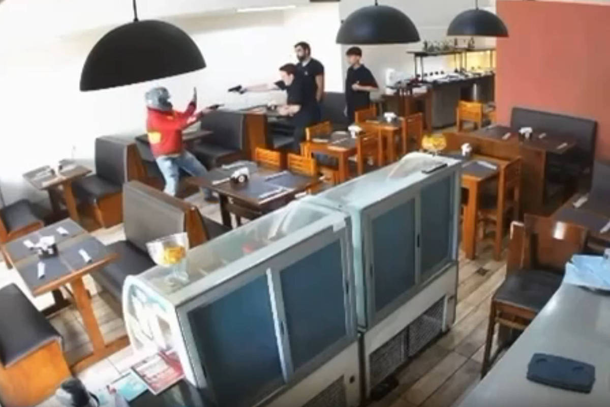 Homem tenta assaltar restaurante de policial, leva tiro e é salvo por colete à prova de balas