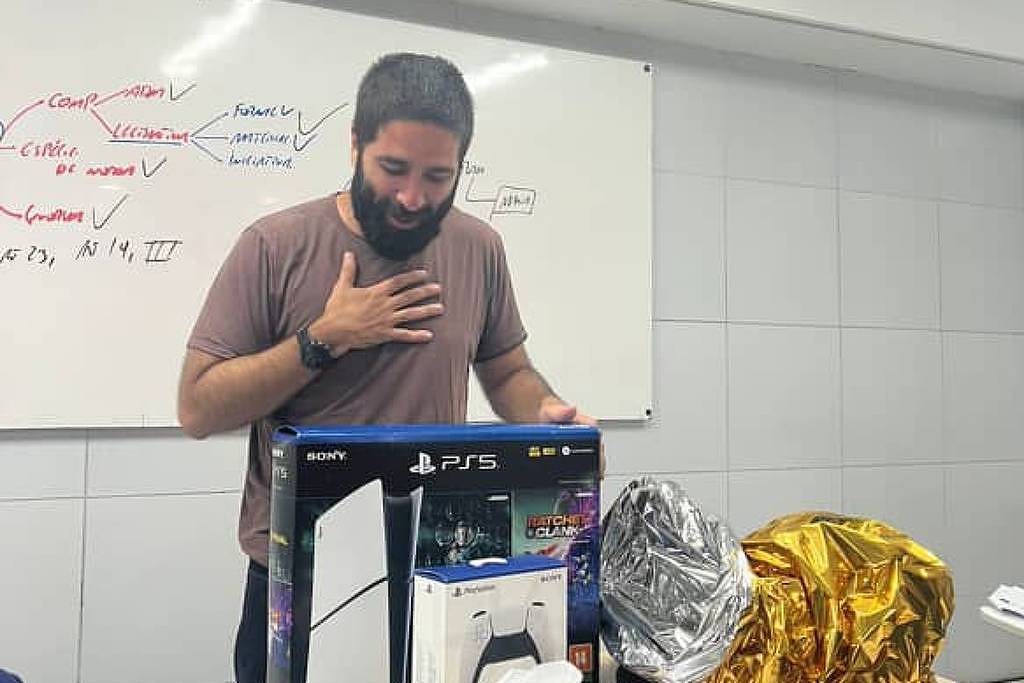 Alunos surpreendem professor com PlayStation 5 e vídeo viraliza nas redes sociais