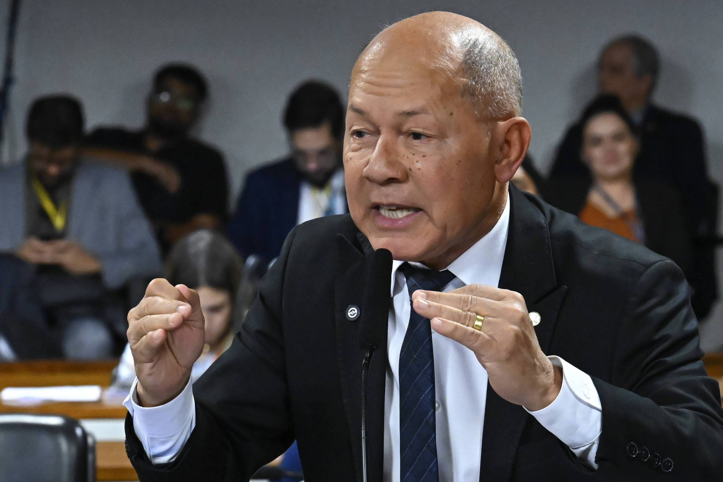Deputado interrompe CPI do INSS para cantar parabéns a Magno Malta e presidente barra; assista