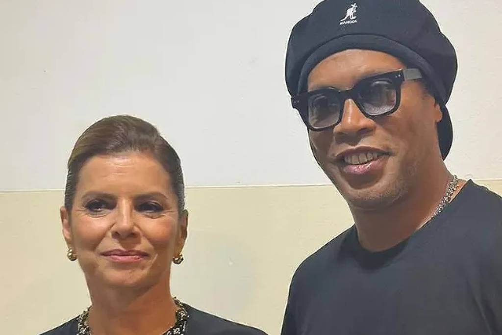 Odete está viva, brinca Ronaldinho Gaúcho em foto com Debora Bloch
